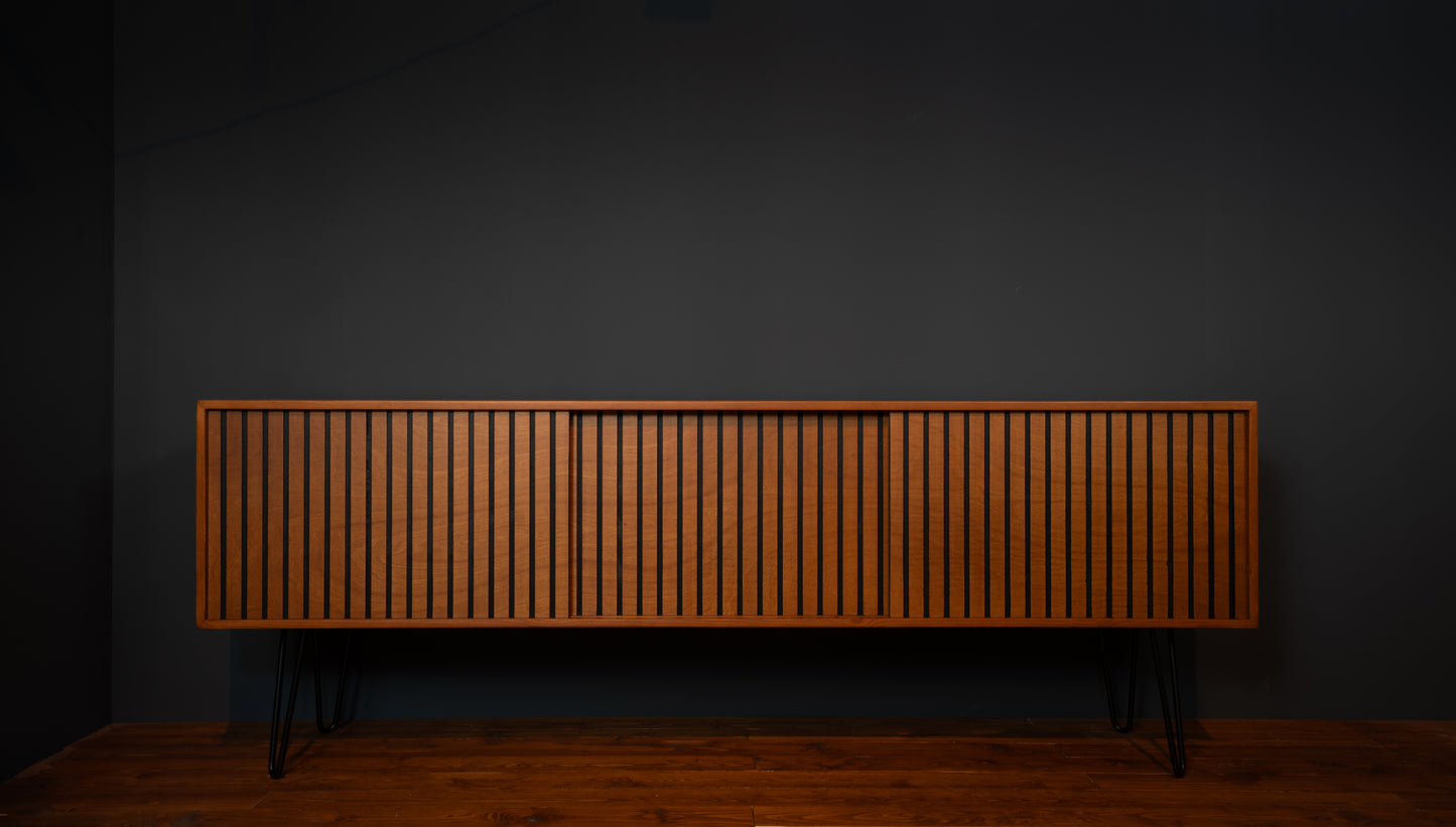 Handgefertigtes Mid-Century Sideboard aus massivem Kiefernholz