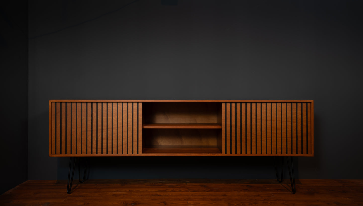 Handgefertigtes Mid-Century Sideboard aus massivem Kiefernholz