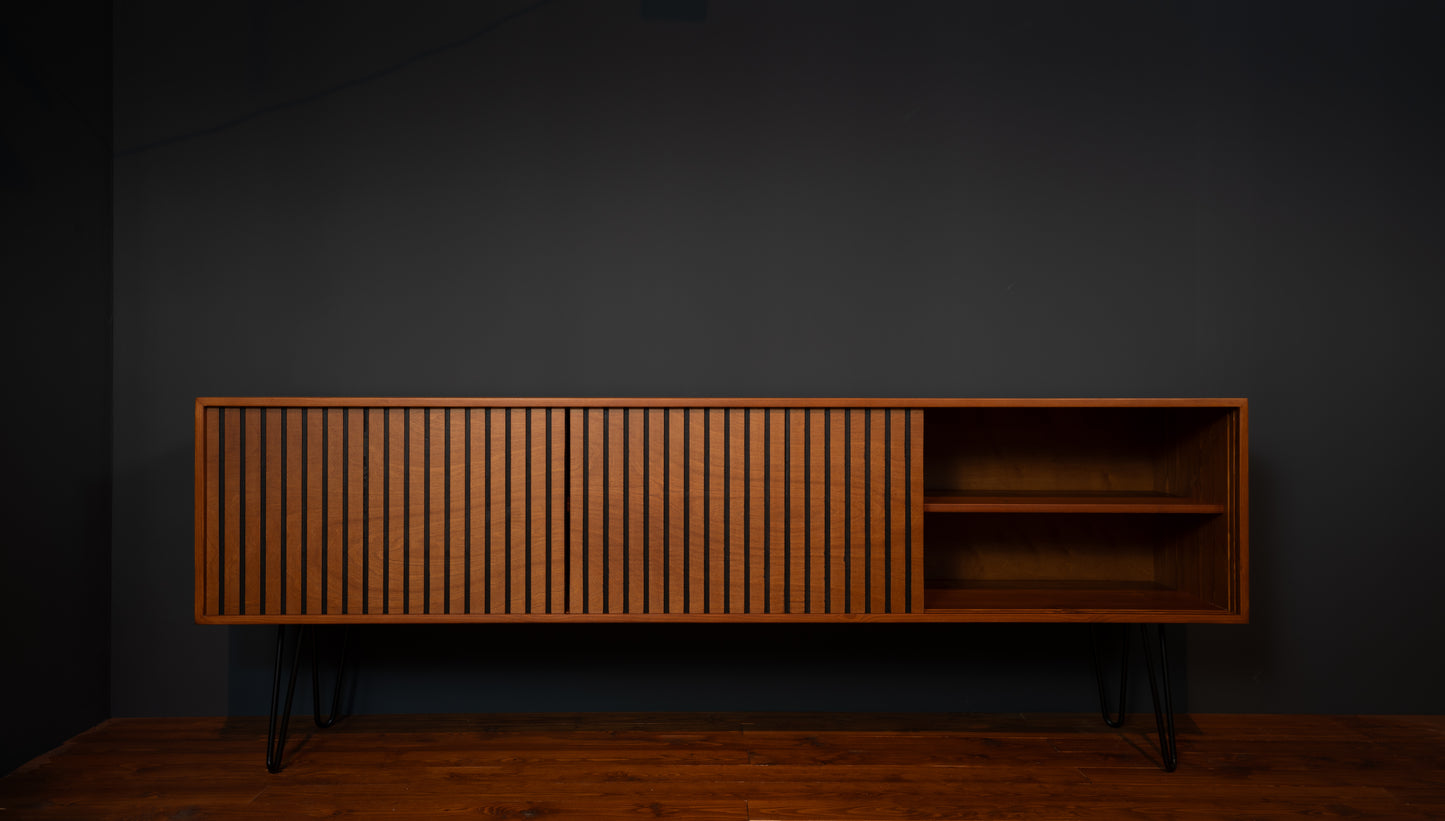 Handgefertigtes Mid-Century Sideboard aus massivem Kiefernholz