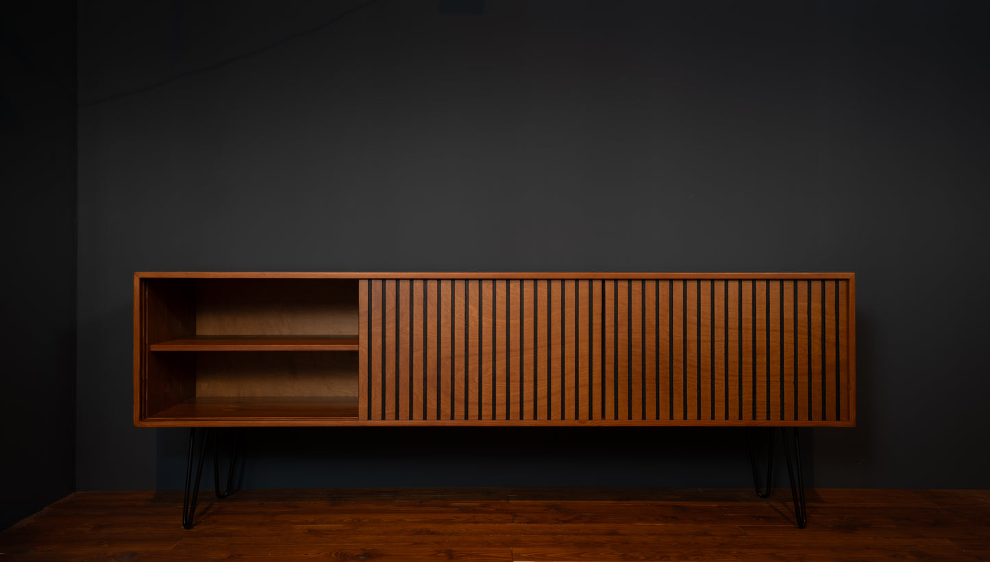 Handgefertigtes Mid-Century Sideboard aus massivem Kiefernholz