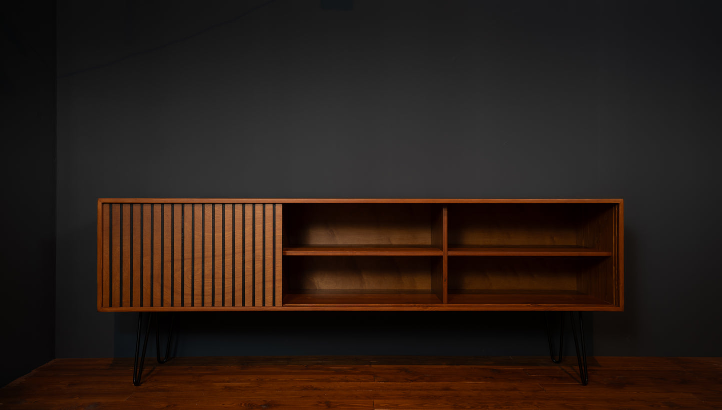 Handgefertigtes Mid-Century Sideboard aus massivem Kiefernholz