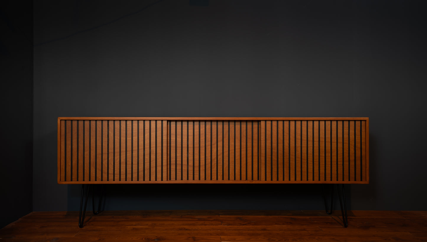 Handgefertigtes Mid-Century Sideboard aus massivem Kiefernholz