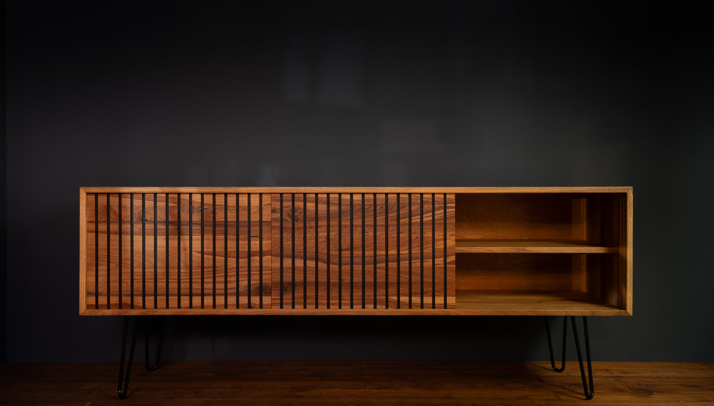 Handgefertigtes Hi-Fi-Sideboard aus massivem Eichenholz im Mid-Century-Stil