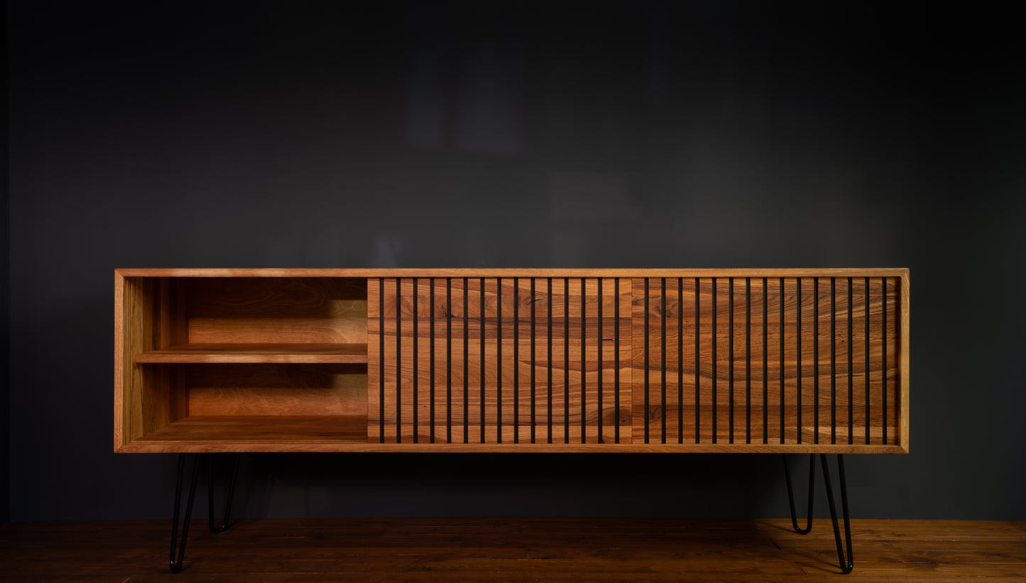 Handgefertigtes Hi-Fi-Sideboard aus massivem Eichenholz im Mid-Century-Stil