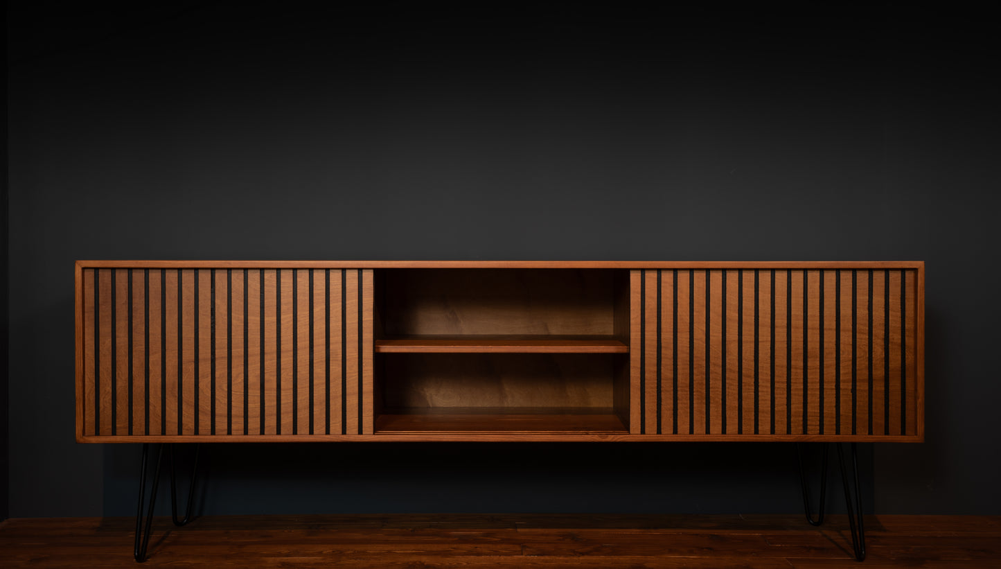 Handgefertigtes Mid-Century Sideboard aus massivem Kiefernholz