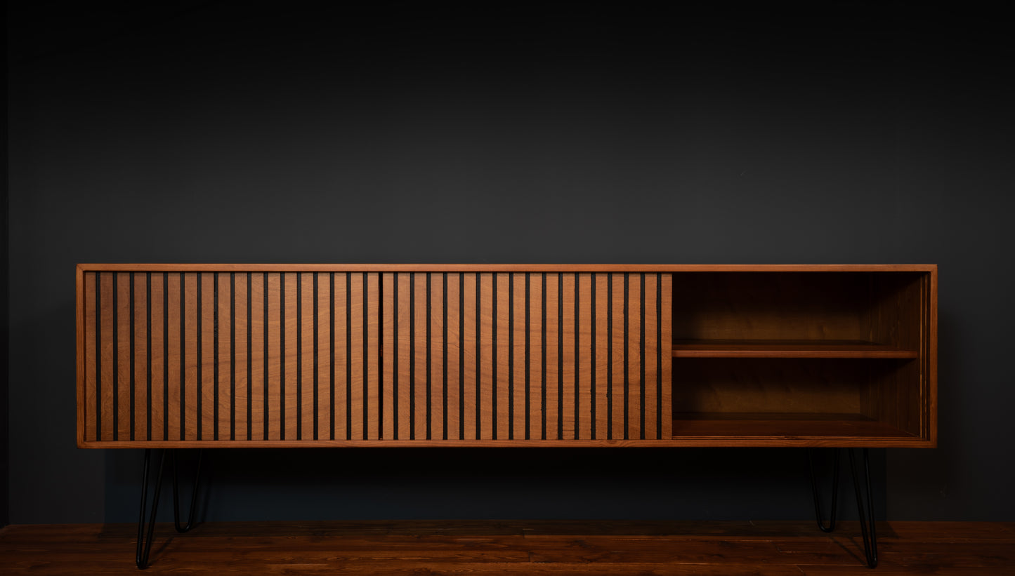 Handgefertigtes Mid-Century Sideboard aus massivem Kiefernholz