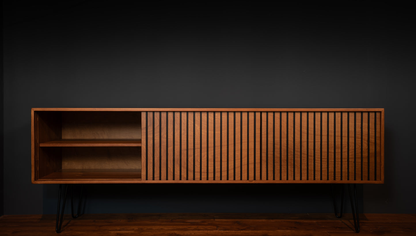 Handgefertigtes Mid-Century Sideboard aus massivem Kiefernholz